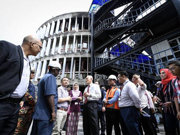 Menteri Pendidikan Dr Maszlee Malik melihat tapak kebakaran melibatkan Fakulti Ekonomi dan Pentadbiran Universiti Malaya (UM) hari ini. - Foto BERNAMA