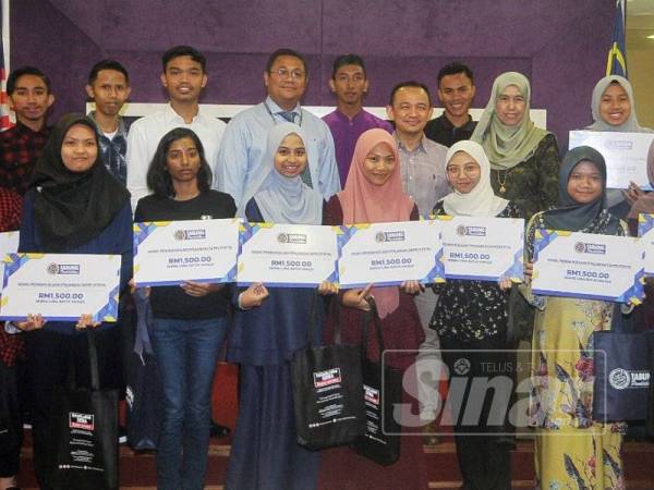 Maszlee dan Mastura bergambar bersama pelajar pada majlis penyerahan wang pendahuluan pinjaman (WPP) PTPTN sesi kemasukan September 2019 Parlimen Simpang Renggam, hari ini. - Foto Sinar Harian / Rosli Talib