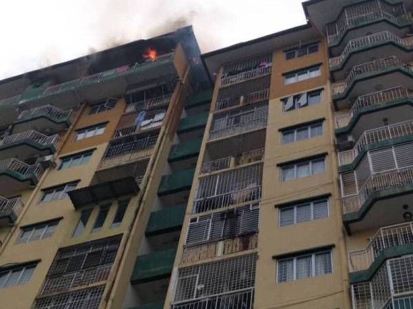 Kebakaran melibatkan tiga unit rumah si tingkat 13 sebuah kondominium di Taman Chempaka, Pandan.FOTO: Bomba