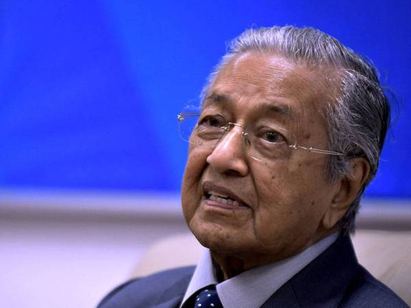 Perdana Menteri Tun Dr Mahathir Mohamad menjawab pertanyaan media Malaysia pada sidang media sebelum mengakhiri lawatan rasmi selama tiga hari di Hanoi Vietnam hari ini. - Foto BERNAMA