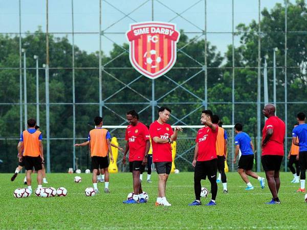 Ketua Jurulatih Skuad Bola Sepak Kebangsaan Tan Cheng Hoe (tengah) ketika sesi latihan Skuad Harimau Malaya di Stadium Bola Sepak Kuala Lumpur hari ini menjelang perlawanan persahabatan menentang Jordan di Stadium Nasional Bukit Jalil pada Jumaat ini. - Foto BERNAMA