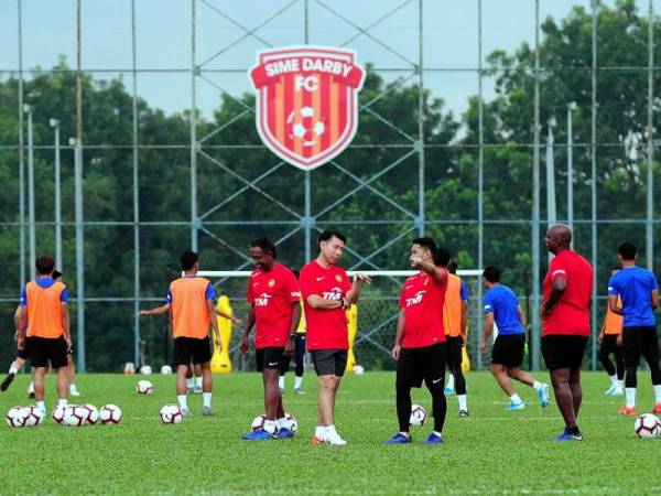 Ketua Jurulatih Skuad Bola Sepak Kebangsaan Tan Cheng Hoe (tengah) ketika sesi latihan Skuad Harimau Malaya di Stadium Bola Sepak Kuala Lumpur hari ini menjelang perlawanan persahabatan menentang Jordan di Stadium Nasional Bukit Jalil pada Jumaat ini. - Foto BERNAMA