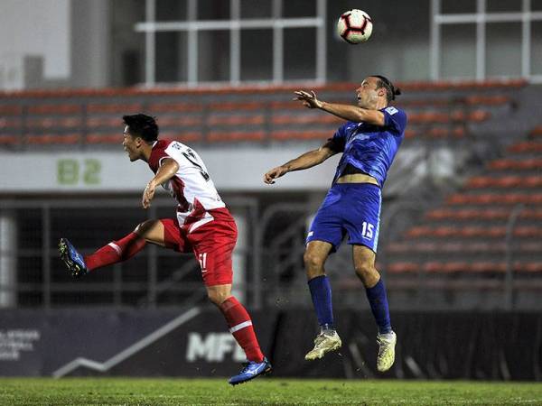 Pemain UKM Fc Mateo Roskam (kanan) bersaing dengan pemain Kuala Lumpur Noh Haeng Seok pada perlawanan Challenge Cup 2019 di Stadium Kuala Lumpur malam ini.- Foto BERNAMA