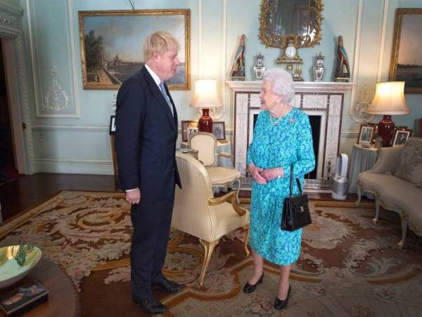 Ratu Elizabeth II (kanan) memperkenankan permintaan Johnson untuk menggantung Parlimen.