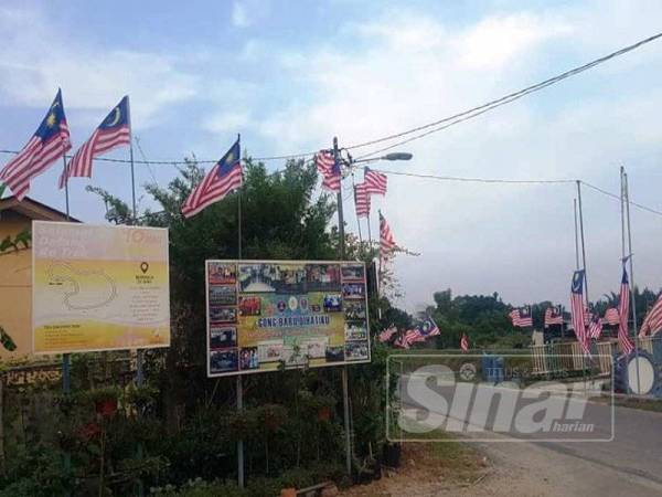 Jalur Gemilang dipasang di beberapa lokasi di kampung itu.