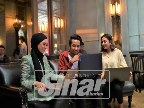 RAKAN Lenovo terdiri artis terkenal, Nabila Razali (kiri); bintang youtube, Farhan Mazlan dan penyanyi pop, Shalma Eliana memcuba peranti Lenovo IdeaPad C340, L340 and S340 yang ditawarkan Lenovo.