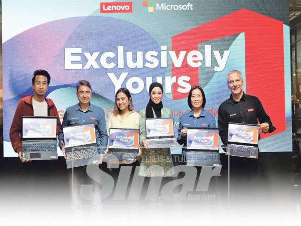 Pengarah Kanan Pengguna dan Jualan Peranti Microsoft Asia Tenggara, Vlasta Berka (kanan) bersama Pengurus Besar Lenovo Malaysia, Varinderjit Singh (dua dari kanan) dan Rakan Lenovo bergambar kenangan.