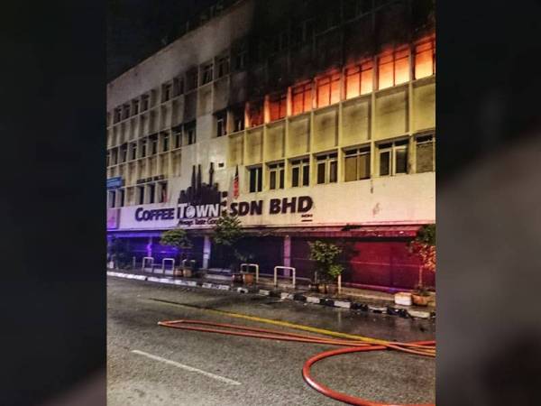 Tingkat dua dan tiga bangunan Coffee Town terbakar awal pagi tadi.