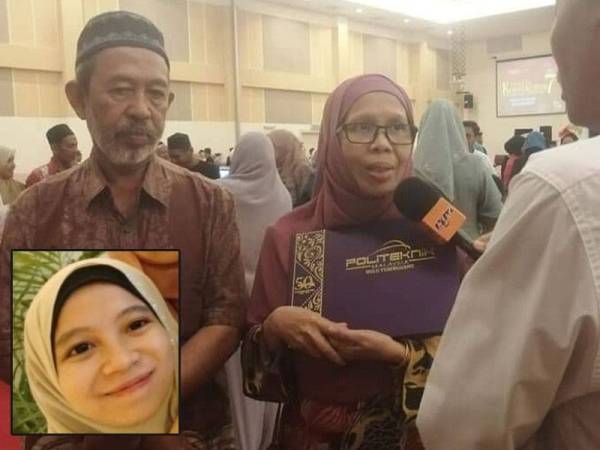 Wahid Sufian dan isterinya, Zaleha menerima segulung diploma mewakili arwah anak, Noor Waheeda. Gambar kecil: Noor Waheeda