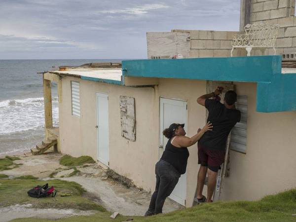 Penduduk di Yabucoa, Puerto Rico bersiap sedia menghadapi Taufan Dorian. - Foto AFP