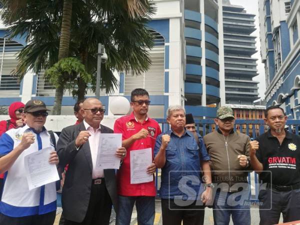 Razali (empat dari kanan) dan Mohd Noor (lima dari kanan) hadir membuat laporan polis di IPD Dang Wangi, Kuala Lumpur hari ini.