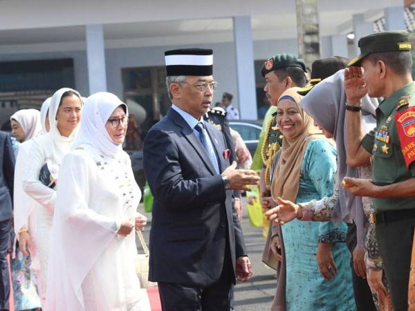 Yang di-Pertuan Agong Al-Sultan Abdullah Riayatuddin Al-Mustafa Billah Shah dan Raja Permaisuri Agong Tunku Hajah Azizah Aminah Maimunah Iskandariah berangkat pulang ke tanahair selepas mengakhiri Lawatan Negara selama empat hari ke Indonesia di Pangkalan Tentera Udara Adisutjipto hari ini. - Footo Bernama