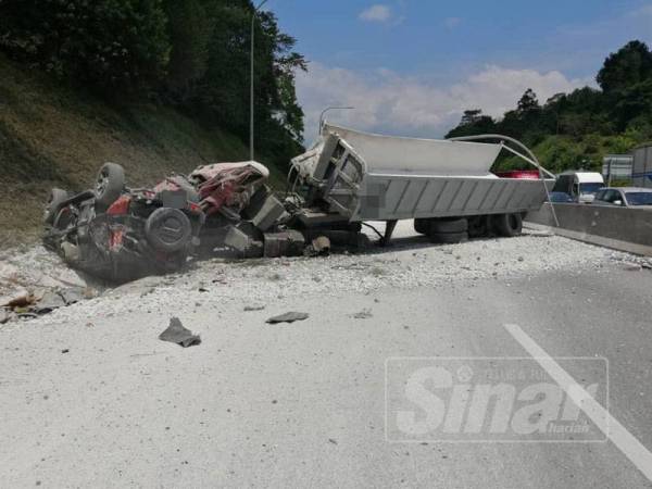 Pemandu Treler Maut Nahas Dengan Pacuan Empat Roda