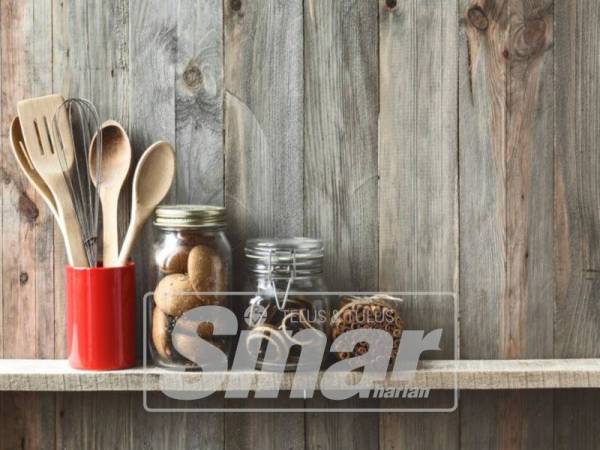 BAGI memastikan biskut kekal rangup dalam tempoh yang lama sebaik-baiknya anda menggunakan bekas, balang kaca atau tin kedap udara.