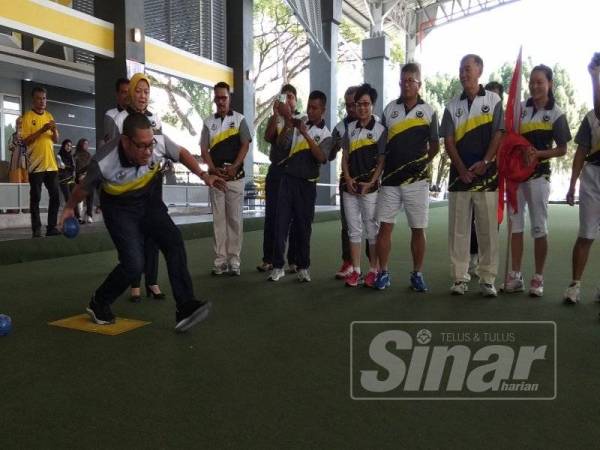 Ahmad Faizal turut membuat balingan sebagai gimik perasmian kejohanan tersebut di Arena Lawn Bowls Perak di sini hari ini.