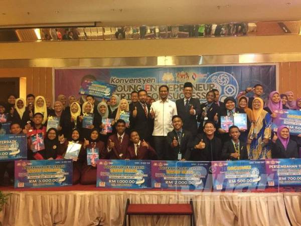 Sheikh Umar bersama pemenang pertandingan program YESS peringkat Johor 2019.