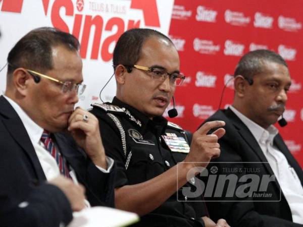 Ketua Pengarah Jabatan Imigresen, Datuk Indera Khairul Dzaimee Daud (tengah) ketika bercakap pada Wacana Sinar Harian berjudul Pelajar Asing: Kenapa Banyak Masalah di Dewan Karangkraf Seksyen 15 di sini hari ini. - Foto ASRIL ASWANDI SHUKOR