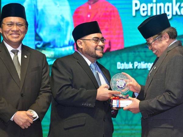 Ketua Menteri Sarawak Datuk Patinggi Abang Johari Tun Openg menerima cenderahati daripada Menteri di Jabatan Perdana Menteri (Agama) Datuk Seri Dr Mujahid Yusof pada Majlis Penutupan Rasmi Wacana Eksekutif Maqasid Syariah Peringkat Negeri Sarawak di Dewan Kompleks Islam Sarawak hari ini. Foto: Bernama