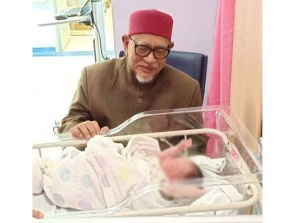 Abdul Hadi bersama cucu baharunya yang dikongsi dalam Facebook rasmi beliau petang tadi.