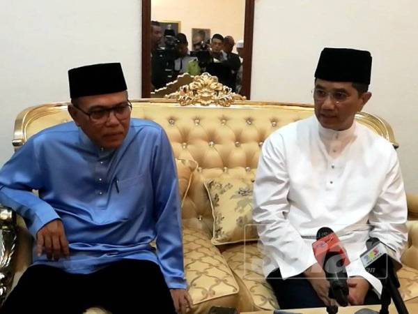 Azmin (kanan) bersama Wan Rosdy ketika ditemui media selepas pada Majlis Penyerahan Mock Cheque dan Surat Kelulusan Projek Menaik Taraf Masjid Negeri Sultan Ahmad 1 di masjid berkenaan di sini hari ini.