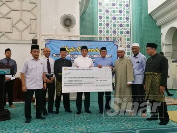 Mohamed Azmin (empat dari kiri) bersama Wan Rosdy pada Majlis Penyerahan Mock Cheque dan Surat Kelulusan Projek Menaik Taraf Masjid Negeri Sultan Ahmad 1 di masjid berkenaan hari ini.