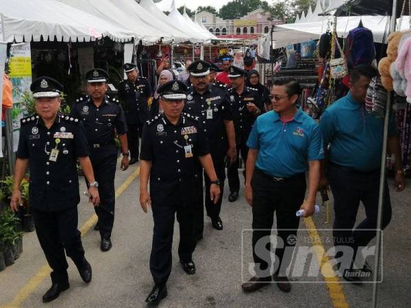 Timbalan Ketua Polis Melaka, Datuk Shahrul Laili Masduki meninjau tapak karnival selepas merasmikan Karnival Usahawan Era Digital (KUED) di Parkir Pasaraya Mydin MITC, Ayer Keroh di sini hari ini.