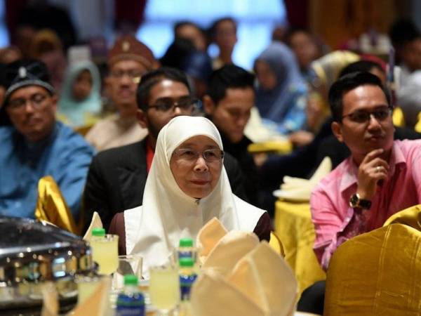 Timbalan Perdana Menteri Datuk Seri Dr Wan Azizah Wan Ismail (tengah) mengikuti Wacana Sri Satria yang disampaikan oleh Timbalan Pengarah Akademi Pengajian Melayu Universiti Malaya Prof Madya Dr Awang Azman Awang Pawi. - Foto BERNAMA