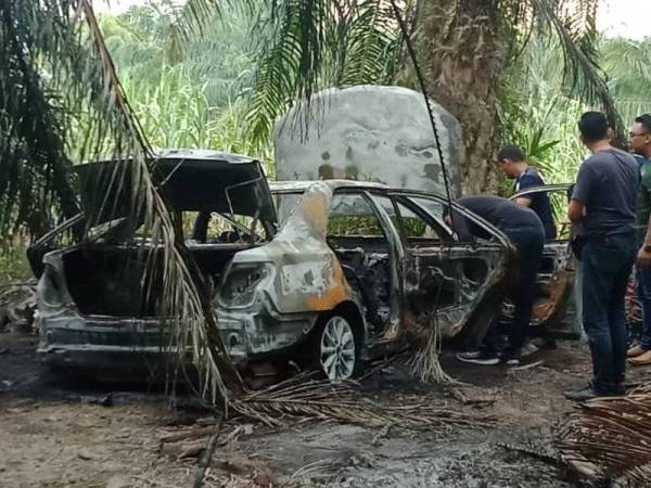 Polis menemui sebuah kereta terbakar dalam sebuah kebun kelapa sawit di Tok Muda Kapar-Jalan Kuala Selangor, Kapar semalam.