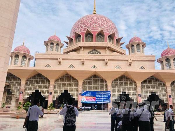 Peserta sudah mula memasuki pekarangan Masjid Putra, Putrajaya untuk menjayakan Malaysia #QuranHour pagi ini.