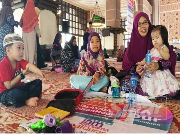 Sudarti bersama anak-anaknya turut memeriahkan Malaysia #QuranHour di Masjid Putra, di sini hari ini.