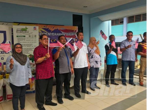 Dr Sahruddin (tengah) ketika merasmikan Program Simbolik Penyerahan Baja dan Jalur Gemilang Peringkat DUN Bukit Kepong, Muar hari ini.