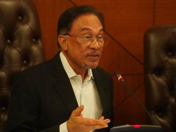 Anwar dalam sidang akhbar selepas Mesyuarat Kaukus Reformasi dan Tadbir Urus Parlimen di bangunan Parlimen hari ini. -Foto Sinar Harian