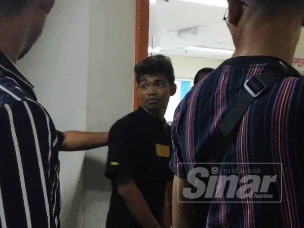 Zyn Nakal, 20, atau nama sebenarnya, Mohd Raziq Rosli ketika hadir di pekarangan mahkamah. -Foto Sinar Harian