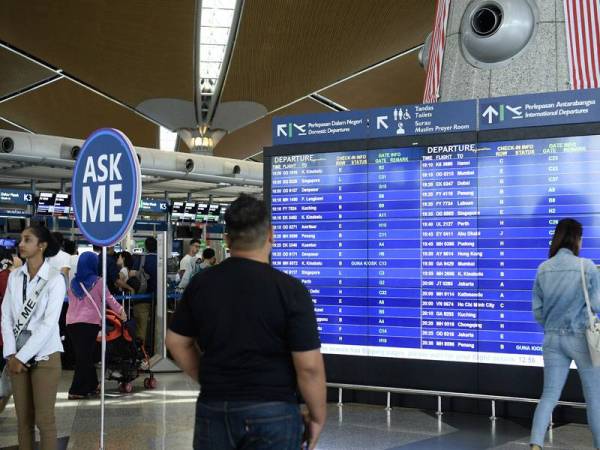 Sistem Paparan Maklumat Penerbangan (FIDS) Lapangan Terbang Antarabangsa Kuala Lumpur (KLIA) kembali normal hari ini selepas mengalami kegagalan peralatan rangkaian sejak Rabu lepas. - Foto Bernama