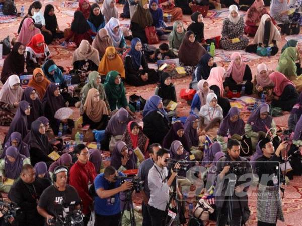 Suasana sewaktu berlangsungnya program Malaysia #QuranHour yang diadakan di Masjid Putra, Putrajaya. - Foto Sinar Harian Asril Aswandi