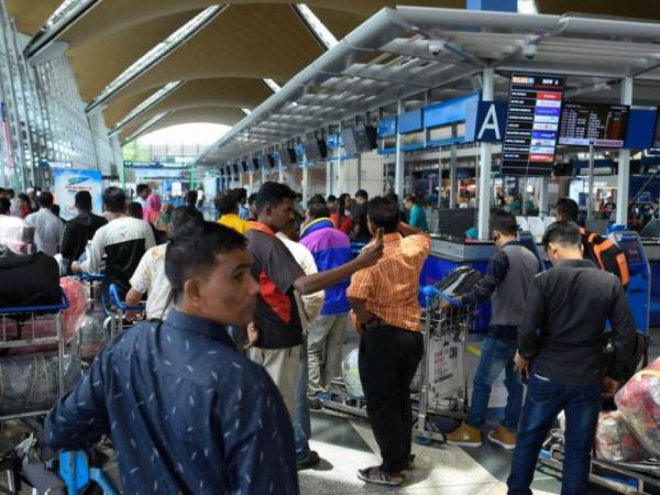 Operasi di kaunter daftar masuk Lapangan Terbang Antarabangsa Kuala Lumpur (KLIA) kembali normal hari ini selepas mengalami kegagalan peralatan rangkaian sejak Rabu lepas. - Foto Bernama