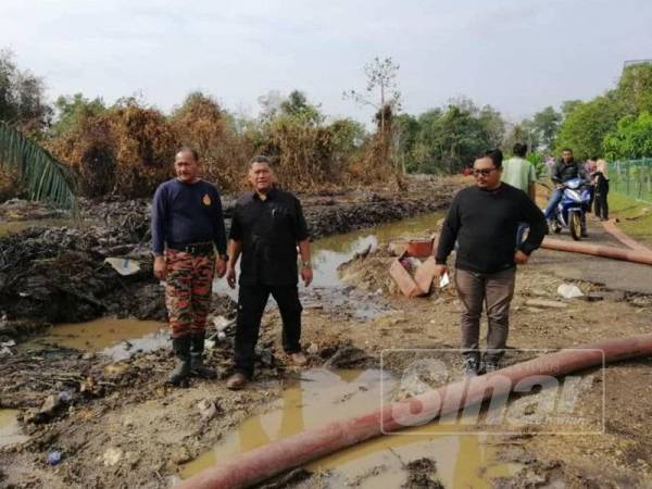 Dzulkefly (dua, kiri) ketika meninjau lokasi kebakaran di Kampung Pekajang, Gelang Patah di sini hari ini.