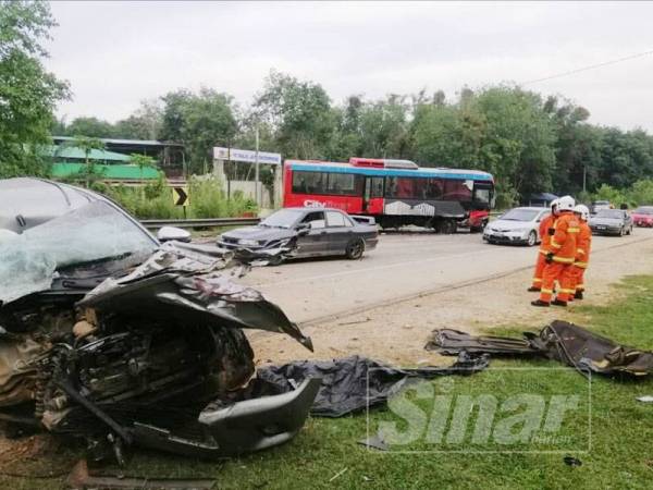 Keadaan pacuan empat roda dipandu mangsa yang terlibat kemalangan dengan sebuah bas di Kilometer 60.8 Jalan Kota Bharu-Gua Musang hari ini.