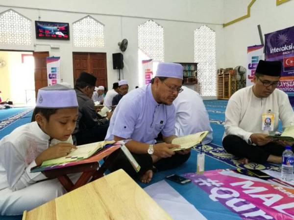 Pelajar SK Bandar Seri Alam 1, Mohd Irfan Nafis Misni, 11 bersama keluarganya turut hadir menyertai Malaysia Quran Hour negeri Johor, hari ini.