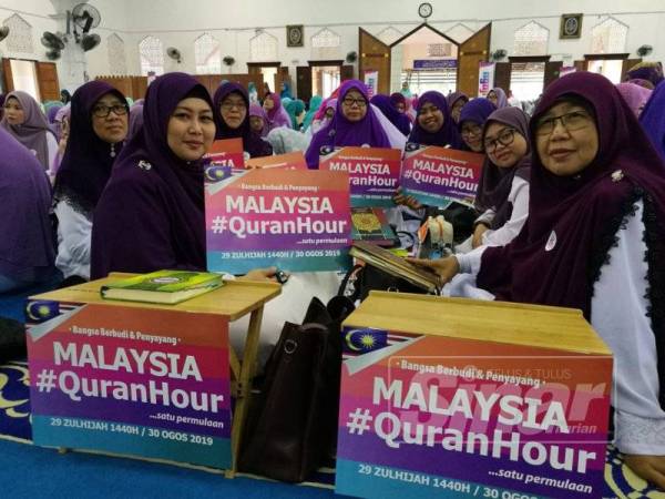 Peserta dari Rumah Ngaji Bidadari Syurga turut hadir menyokong Malaysia Quran Hour Johor.