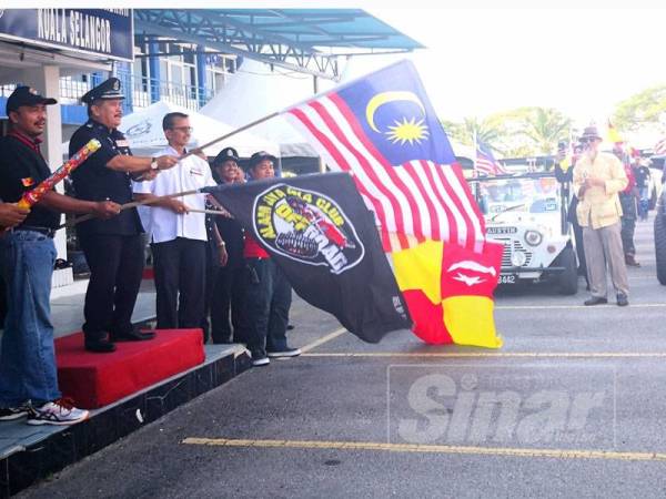 Md Asri (tiga dari kiri) melepaskan peserta konvoi kenderaan pacuan empat roda anjuran Kelab Alam Jaya di pekarangan IPD Kuala Selangor hari ini.