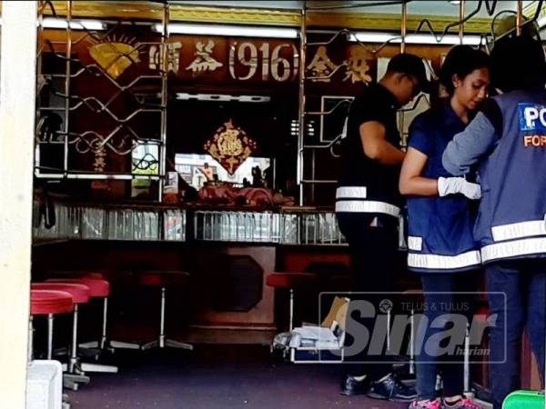 Anggota forensik menjalankan siasatan di kedai emas terbabit.