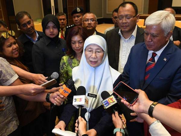 Dr Wan Azizah (tengah) bercakap pada sidang media selepas mengadakan lawatan ke CyberSecurity Malaysia di Menara Cyber Axis hari ini. - Foto Bernama