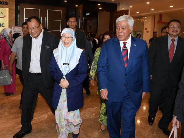 Timbalan Perdana Menteri Datuk Seri Dr Wan Azizah Wan Ismail (tengah) selepas mengadakan lawatan ke CyberSecurity Malaysia di Menara Cyber Axis. - Foto BERNAMA