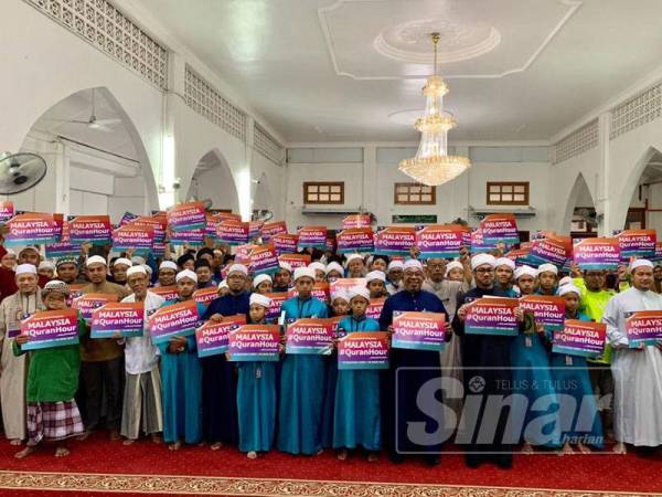 Dr Abduk Basit (kiri) bergambar bersama orang ramai yang hadir pada Program Malaysia #QuranHour di Masjis Tengku Muhammad Faris Petra, hari ini.