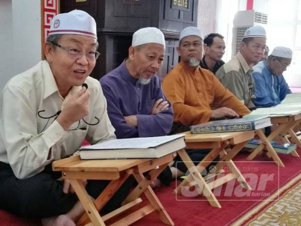 Fadzli (kiri) berucap pada program Malaysia #QuranHour di Masjid Muhammadiah semalam.