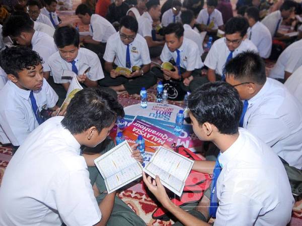 Pelajar sekolah juga turut hadir pada Malaysia #QuranHour membaca surah Al-Khaf yang diadakan di Masjid Putra, Putrajaya. - FOTO ROSLI TALIB