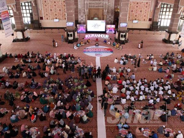 Suasana sewaktu berlangsungnya program Malaysia #QuranHour yang diadakan di Masjid Putra, Putrajaya. FOTO ASRIL ASWANDI