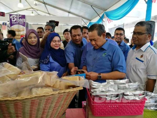 Menteri Besar melawat gerai usahawan yang terlibat dengan Karnival Industri Asas Tani (IAT) 2019 yang diadakan di perkarangan Pasaraya Mydin Senawang semalam.
