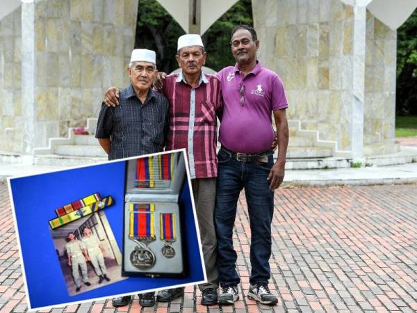 Noor Muhammad (kanan) bersama rakan seperjuangan, Yahya (tengah) dan Othman. (Gambar kecil, gambar kenangan Noor Muhammad (kiri) bersama Pingat Jasa Malaysia yang diterimanya pada 2016) - Foto Bernama 